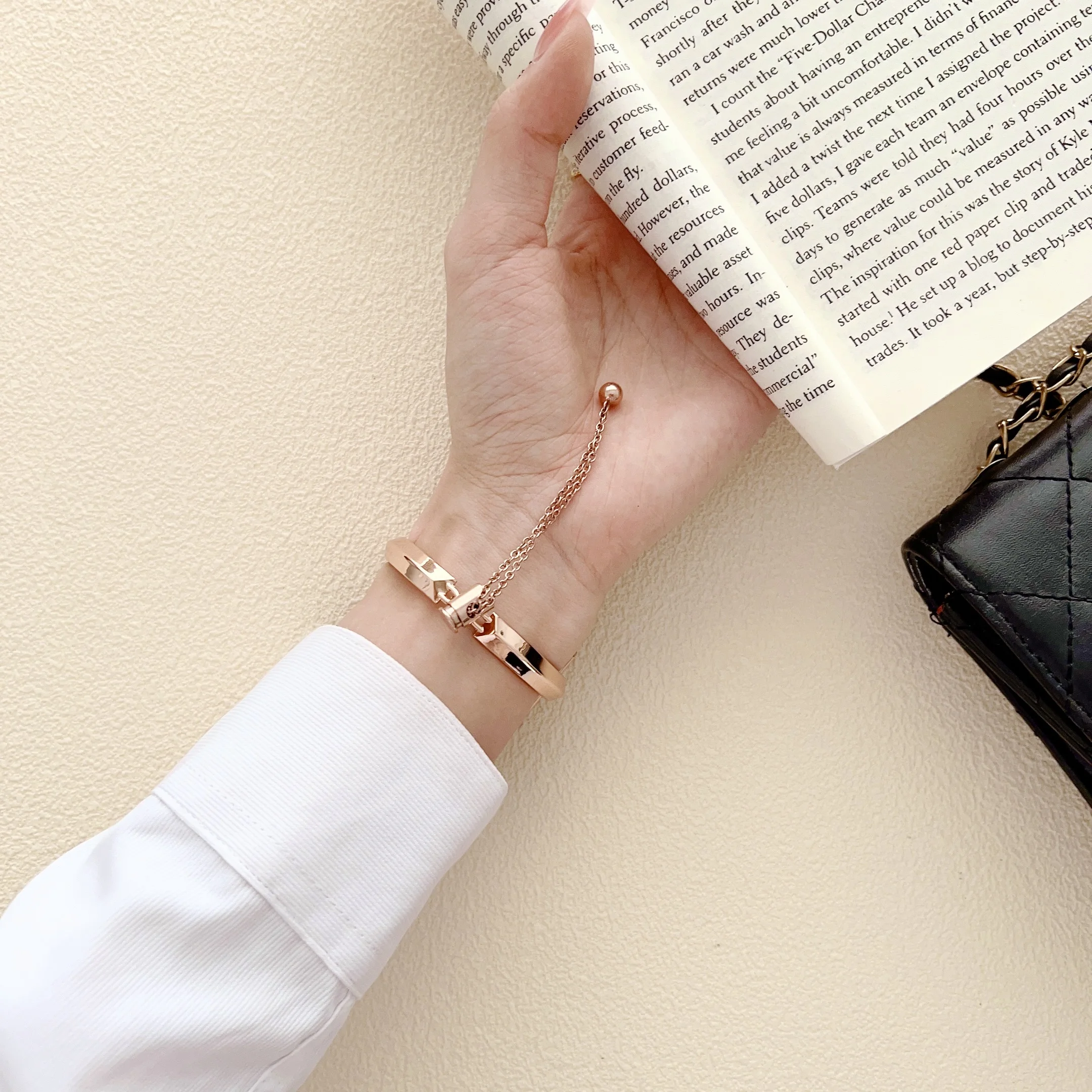 Luxury Metal strap for Apple watch band T bracelet chain for series87654321SE Ultra fashion ornament 40 41 44 45 women's wrist