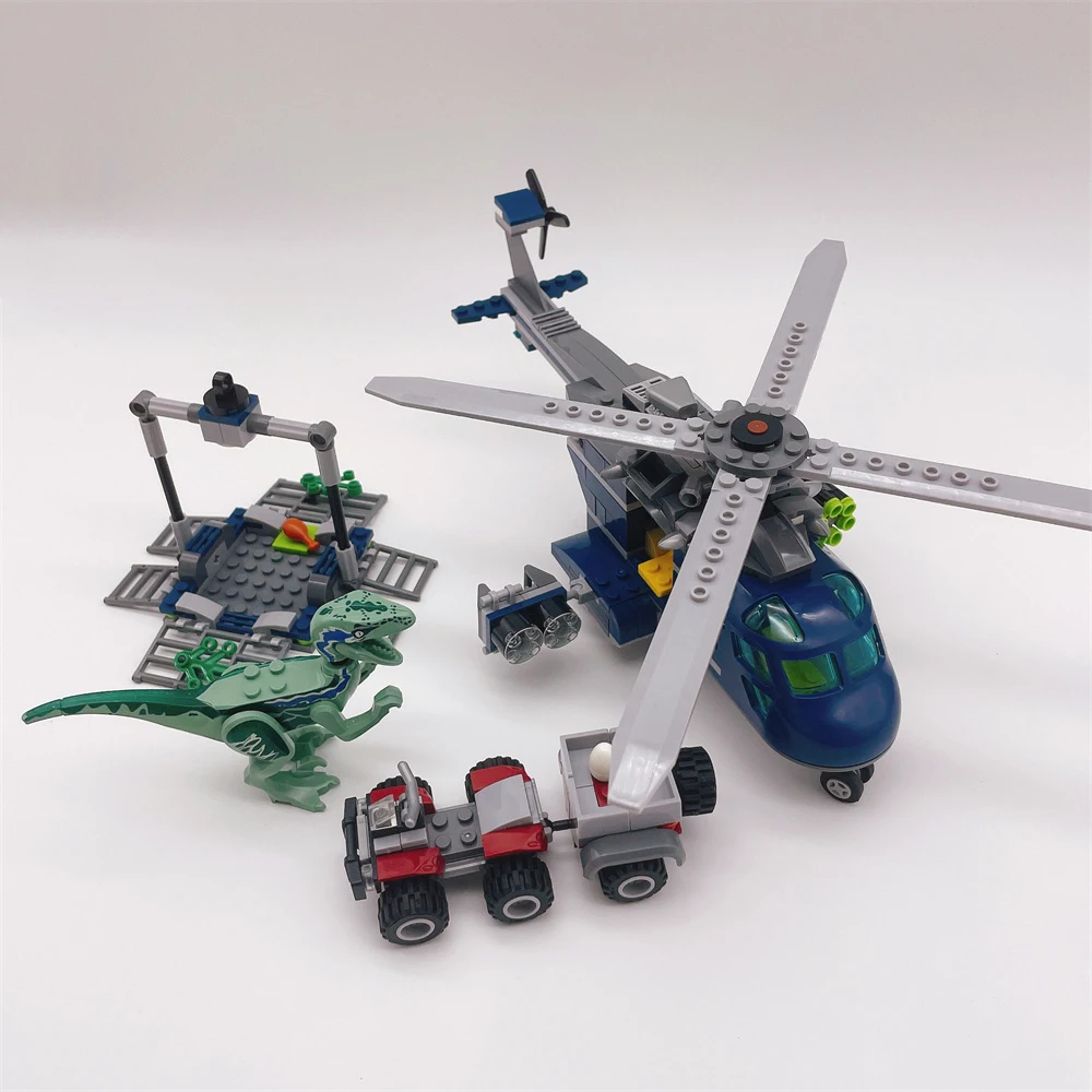 Конструктор Мир Юрского периода 2 совместимый с вертолетом голубого цвета 75928
