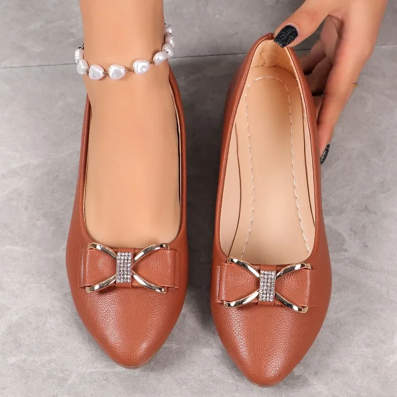 Женские туфли из лакированной кожи с острым носком на плоской подошве