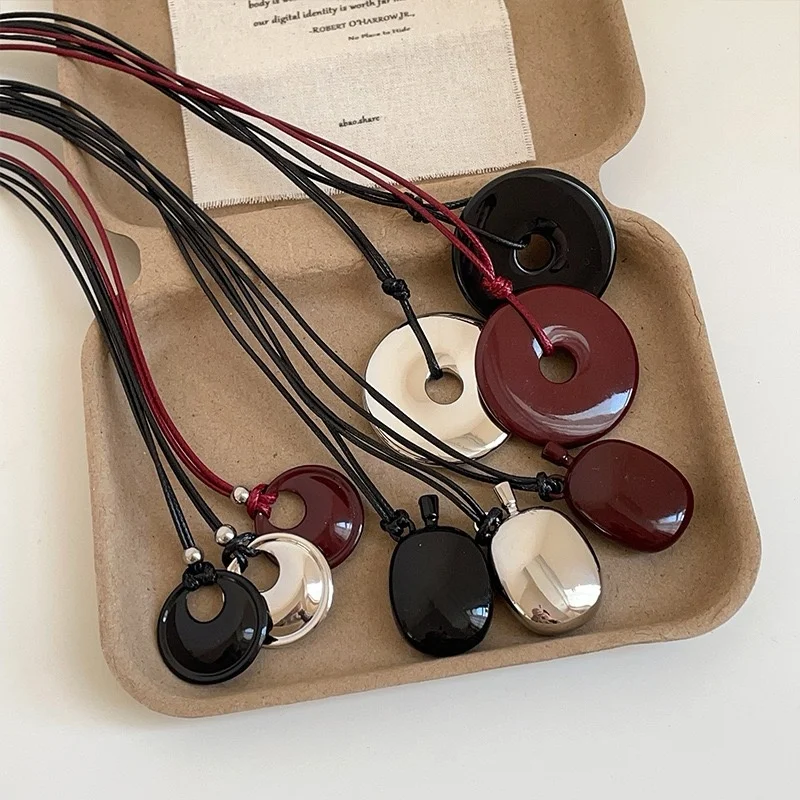  Ins Peace Пряжка Бутылка для воды Черная кожаная веревка Длинное ожерелье Женское