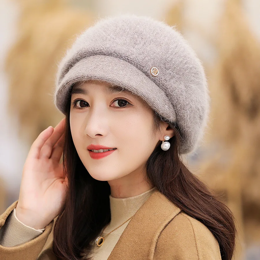 

Осенне-зимняя вязаная шапка из кроличьего меха со стразами