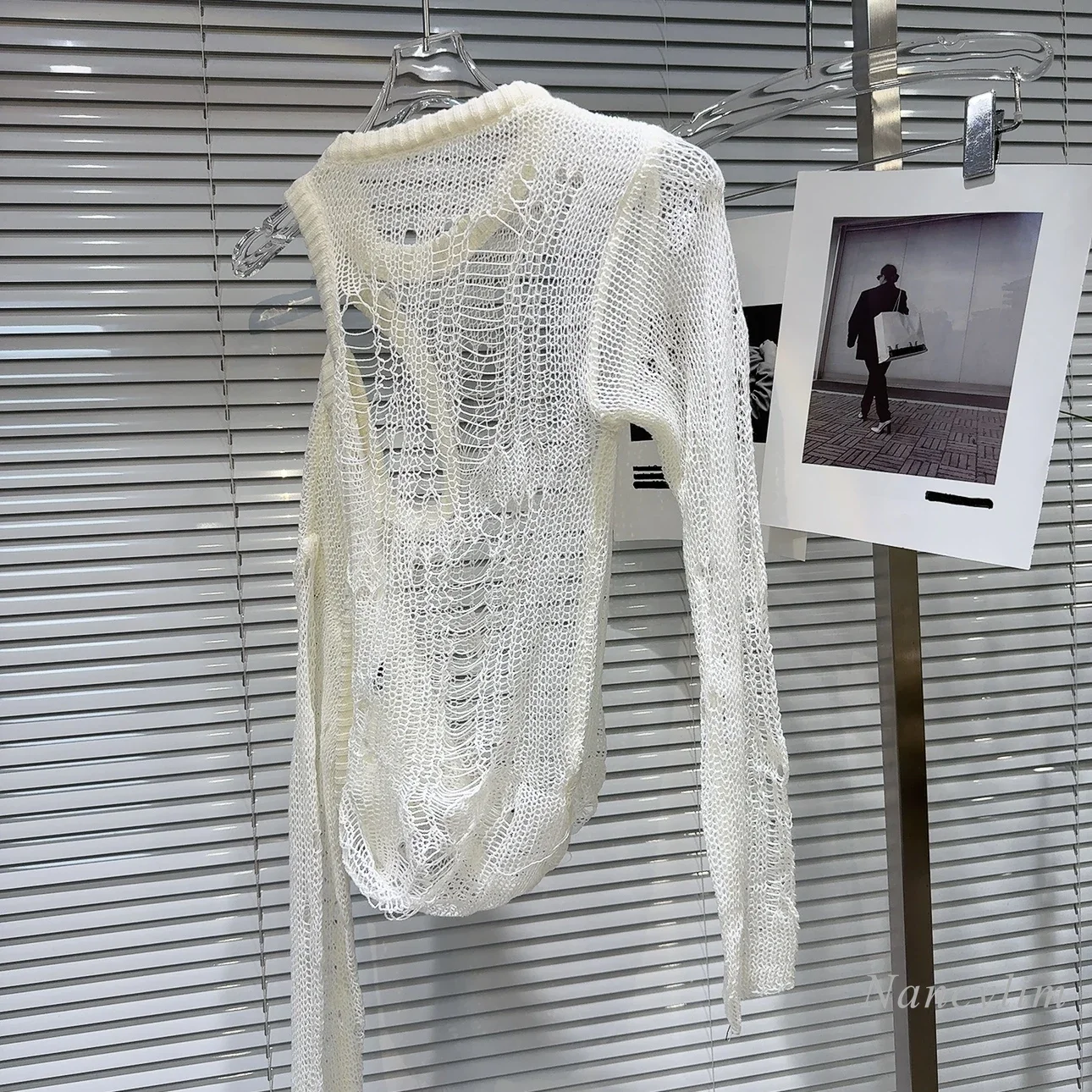 Новинка осени 2024 популярный вязаный свитер с открытыми плечами и металлическими