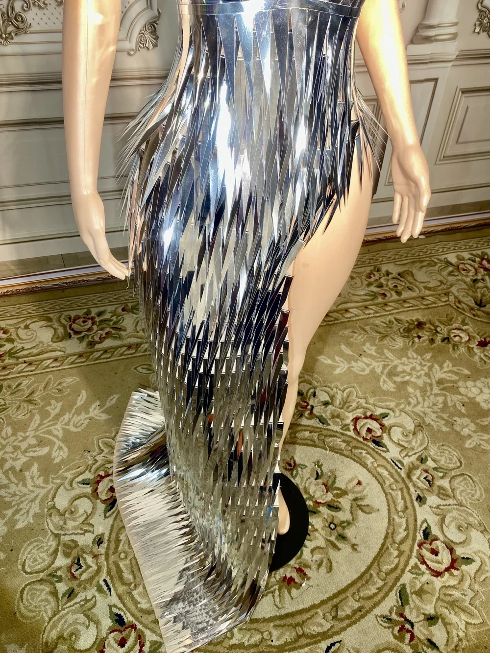 Блестящее Серебряное платье-футляр с блестками и длинным шлейфом сексуальное