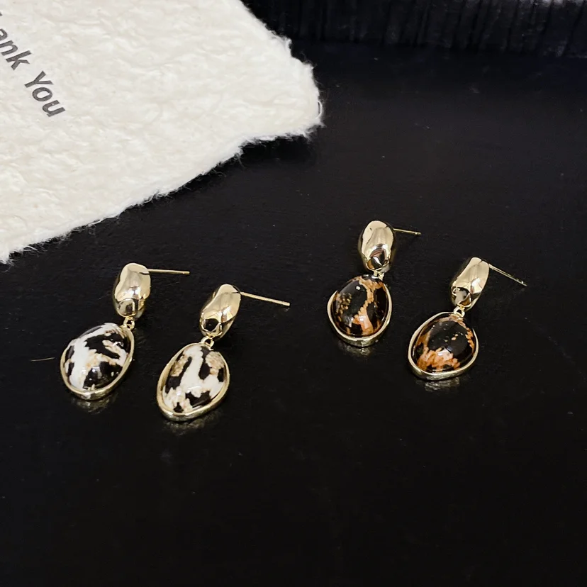 Модные универсальные серьги-гвоздики с леопардовым принтом из серебра 925 пробы