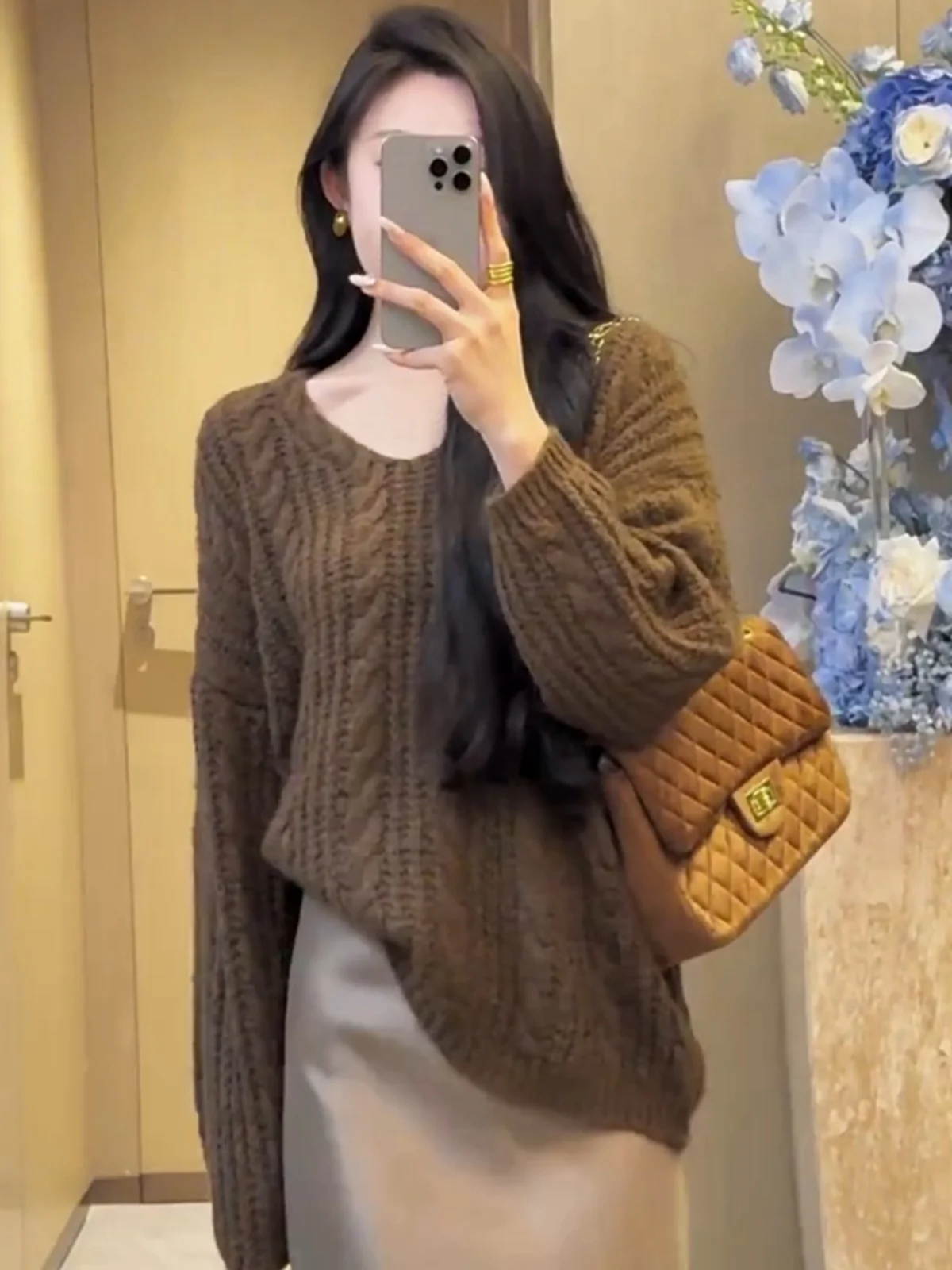 Женский вязаный свитер с v-образным вырезом и длинными рукавами осень зима 2024