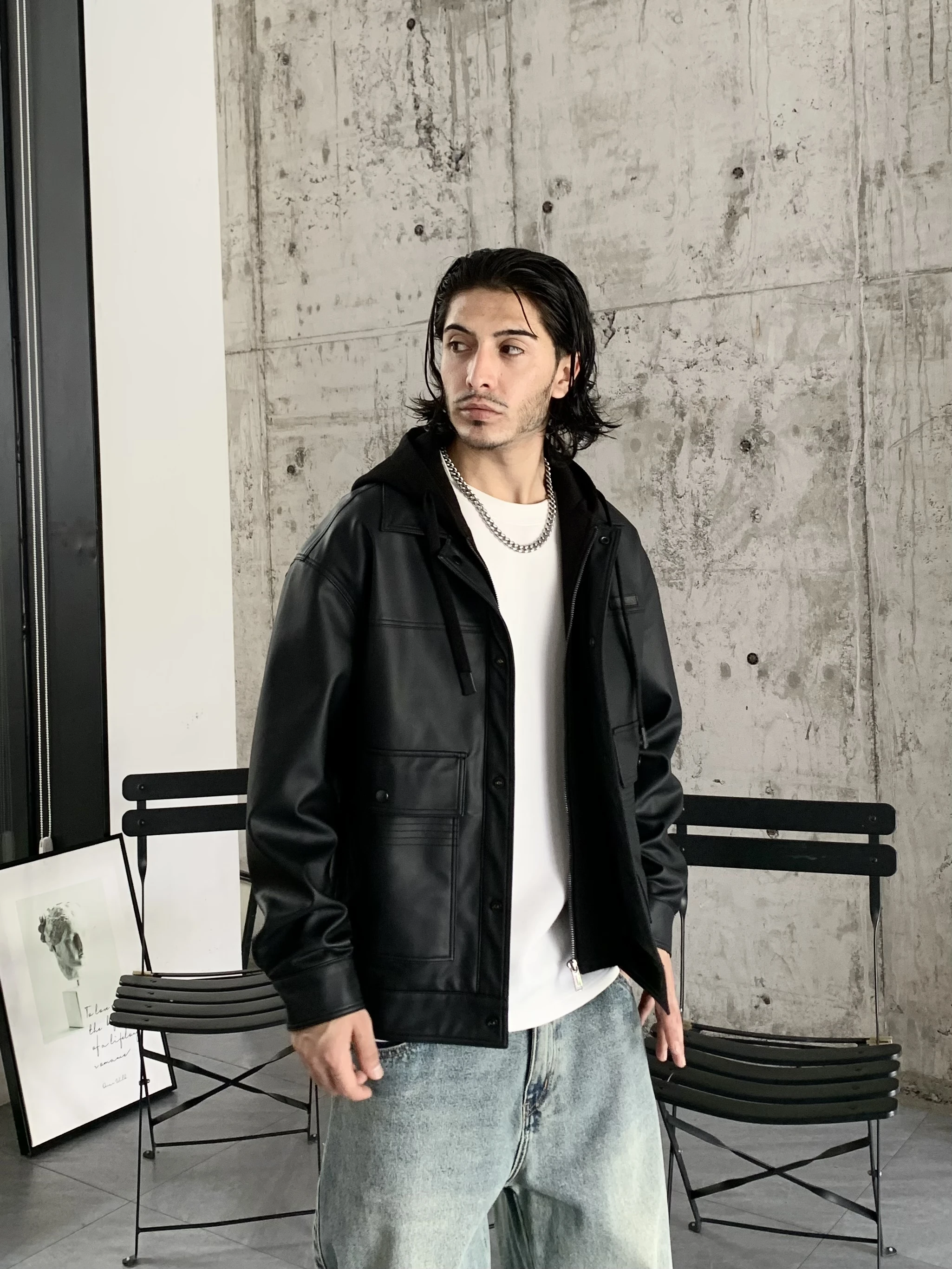 Кожаное пальто с капюшоном утолщенное кожаное лацканами на флисовой подкладке