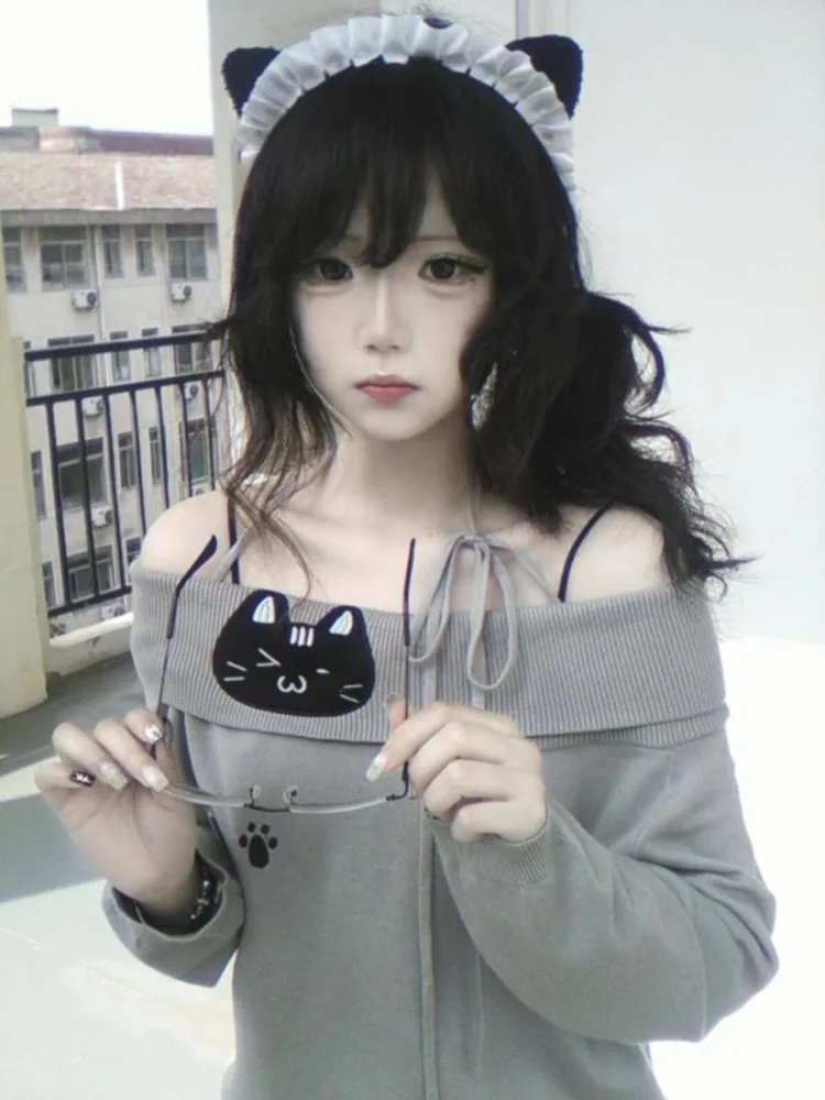 Женский вязаный пуловер с котом и воротником-лодочкой