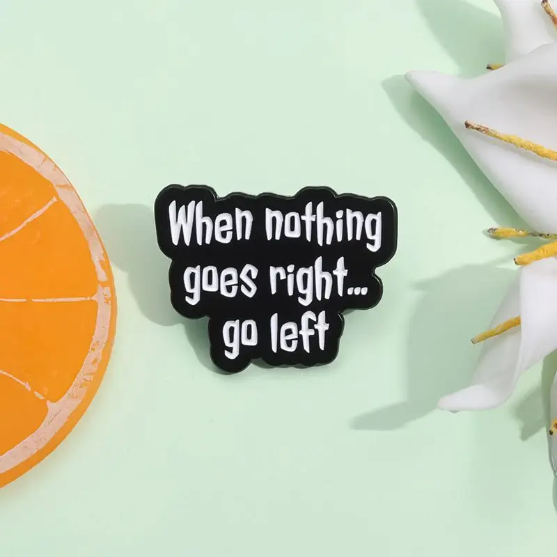 Фото Забавная металлическая брошь When Nothing Goes Right Then Go Left на сумках для одежды, броши с позитивной фразой, булавки в подарок №5