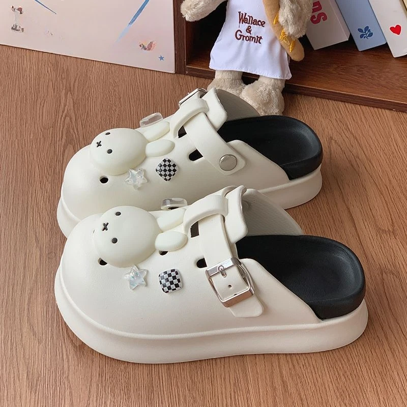 Фото Мультяшные кроксы Kawaii Miffy с толстой подошвой для улицы, дышащие, нескользящие, с закрытым носком, полутапочки для прогулок, новая модная модель, стильный дизайн №3