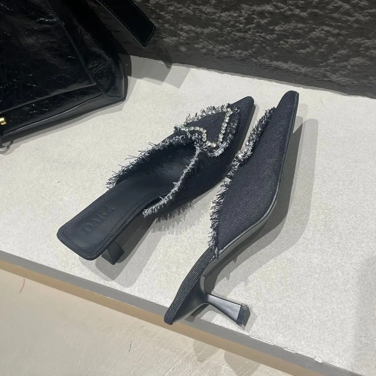 Шлепанцы женские на тонком высоком каблуке заостренный носок без застежки