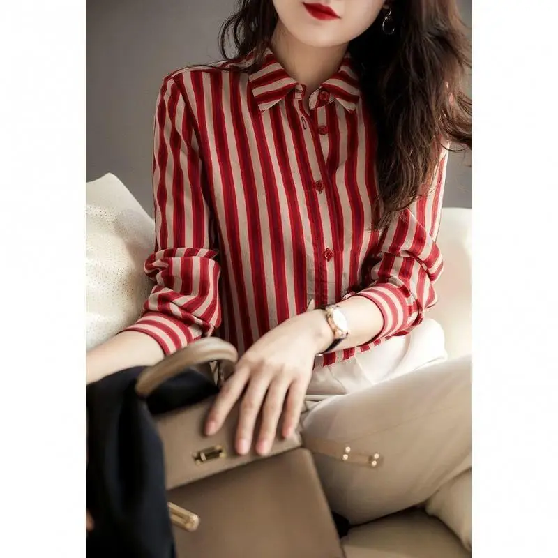 Винтажная классическая элегантная шикарная красная полосатая женская рубашка с