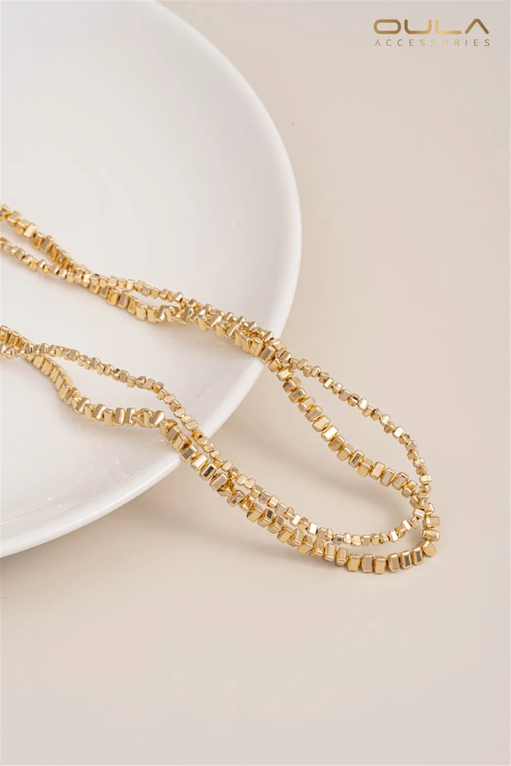 Покрытые искусственными треугольниками маленькие сломанные золотые бусины