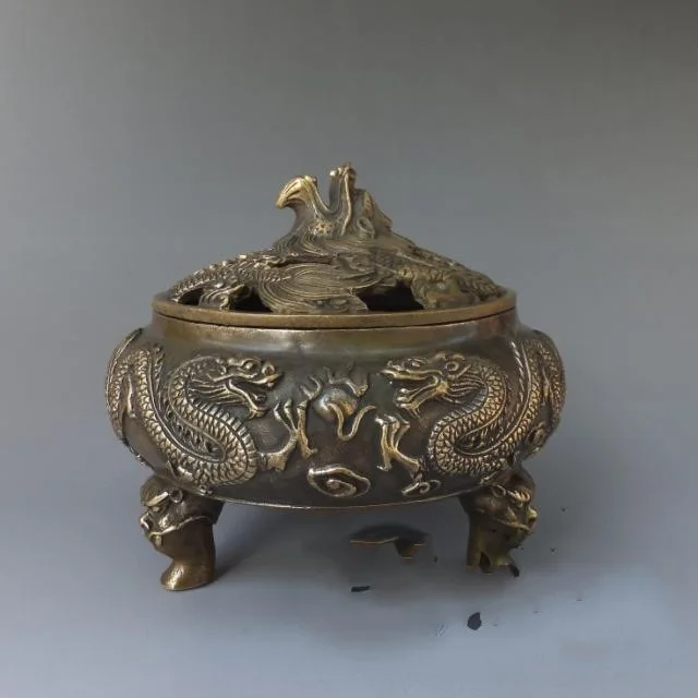 

Бронзовая статуя дракона