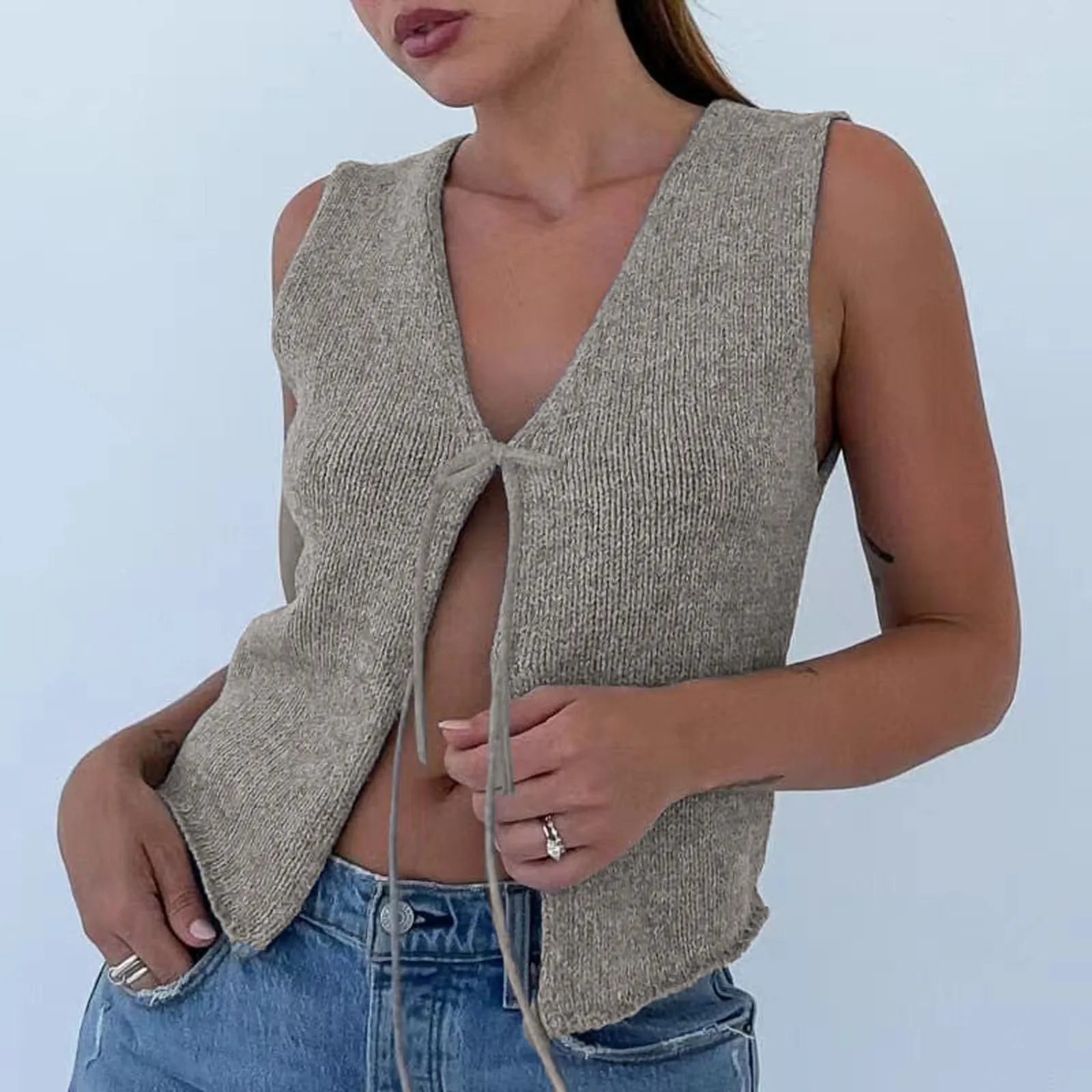Женский трикотажный жилет винтажный простой однотонный без рукавов с V-образным