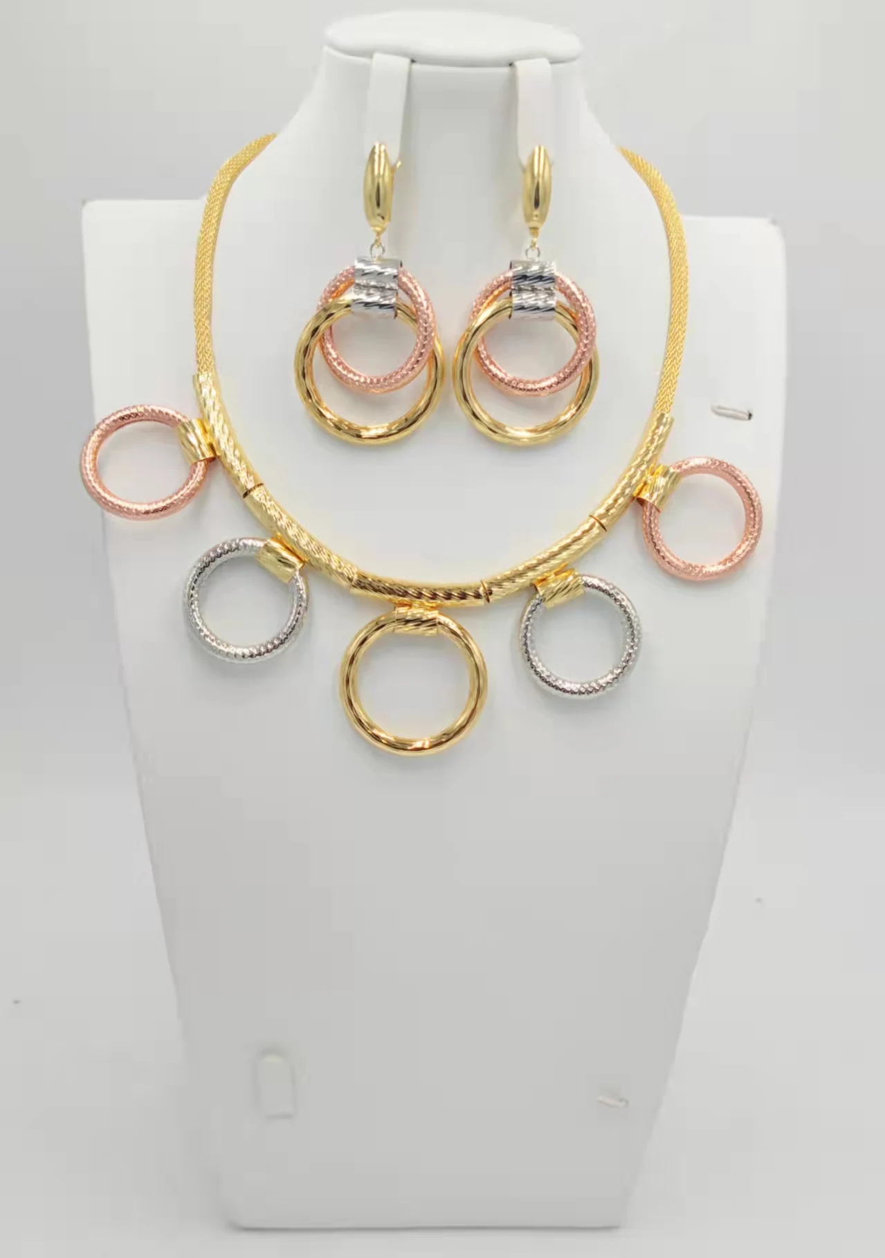 

Высококачественный набор золотых ювелирных изделий из Дубая трех цветов, серьги, ювелирные изделия для женщин, африканские бусины, ювелирн...