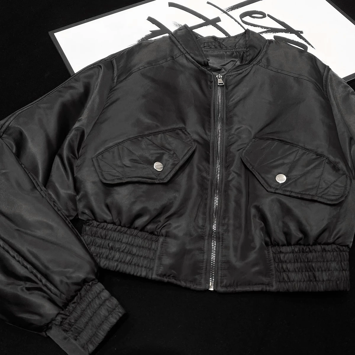 Женская короткая куртка-бомбер на молнии с длинным рукавом