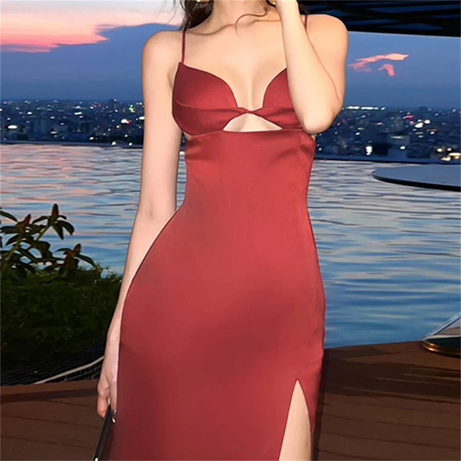 

Женское летнее длинное платье на бретелях-спагетти с разрезом