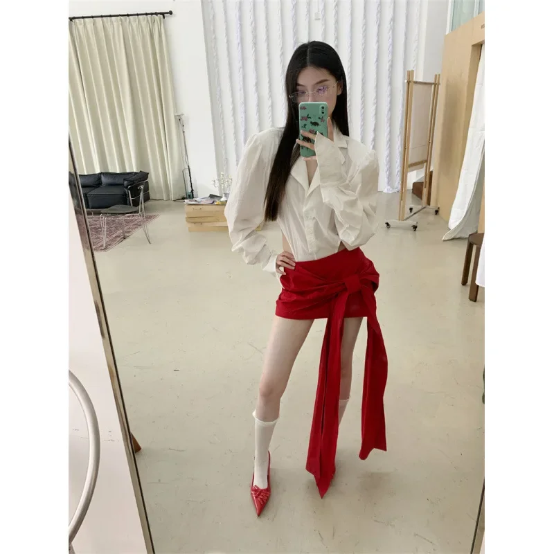 Чувственный дизайн белое мини-платье с длинными рукавами и красной юбкой бантом