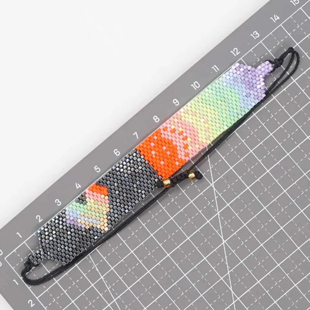 Регулируемый браслет ручной вязки с градиентом и бусинами в форме сердца