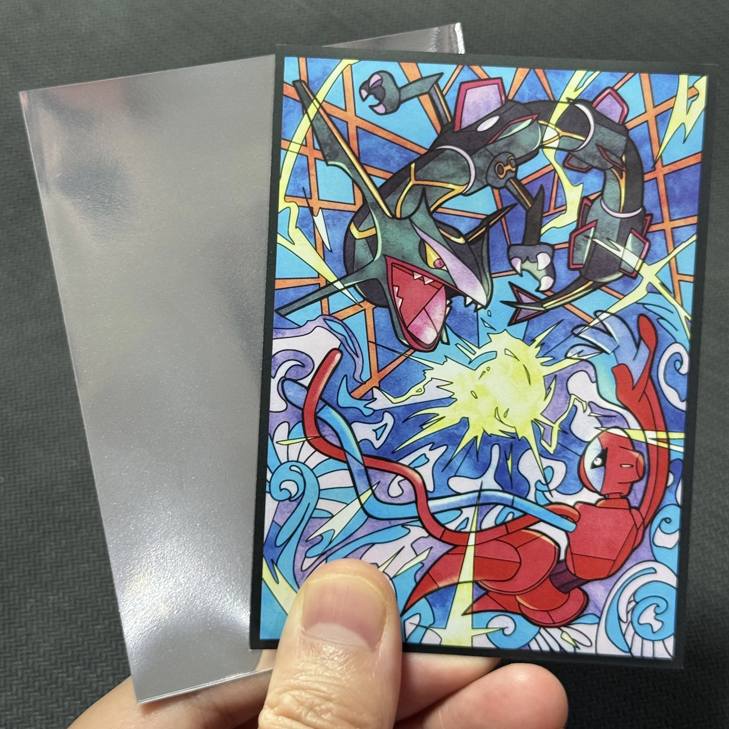 60 шт. защитных пакетов для карт PTCG (Charizard, Rayquaza, Dragapult, Eevee), блестящие протекторы для карт стандартного размера 66x91 мм (art.: 3920db640cfa2) - 3920db640cfa2