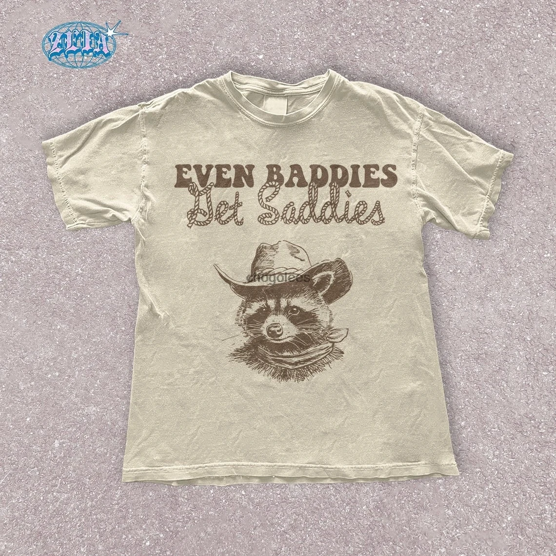 Винтажная футболка в стиле вестерн с ковбойским енотом - Забавная Even Baddies Get Saddies