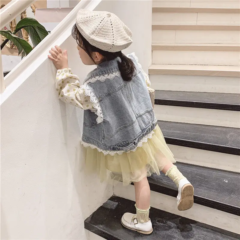 Детская верхняя одежда жилет куртка без рукавов для девочек джинсовый с кружевом