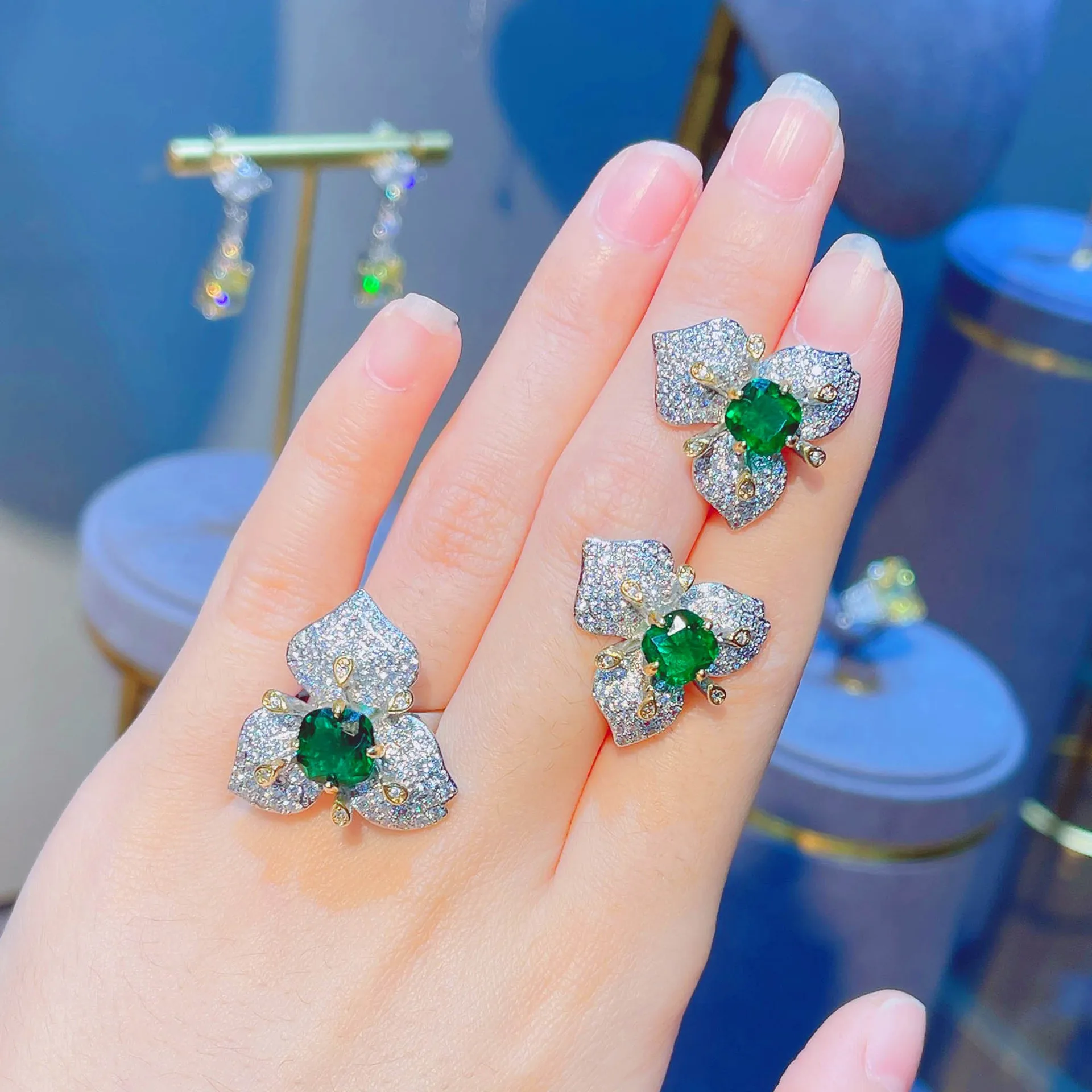 

Live broadcast high-end full of diamond three-dimensional simulation emerald red corundum set Colorful treasure flower stud