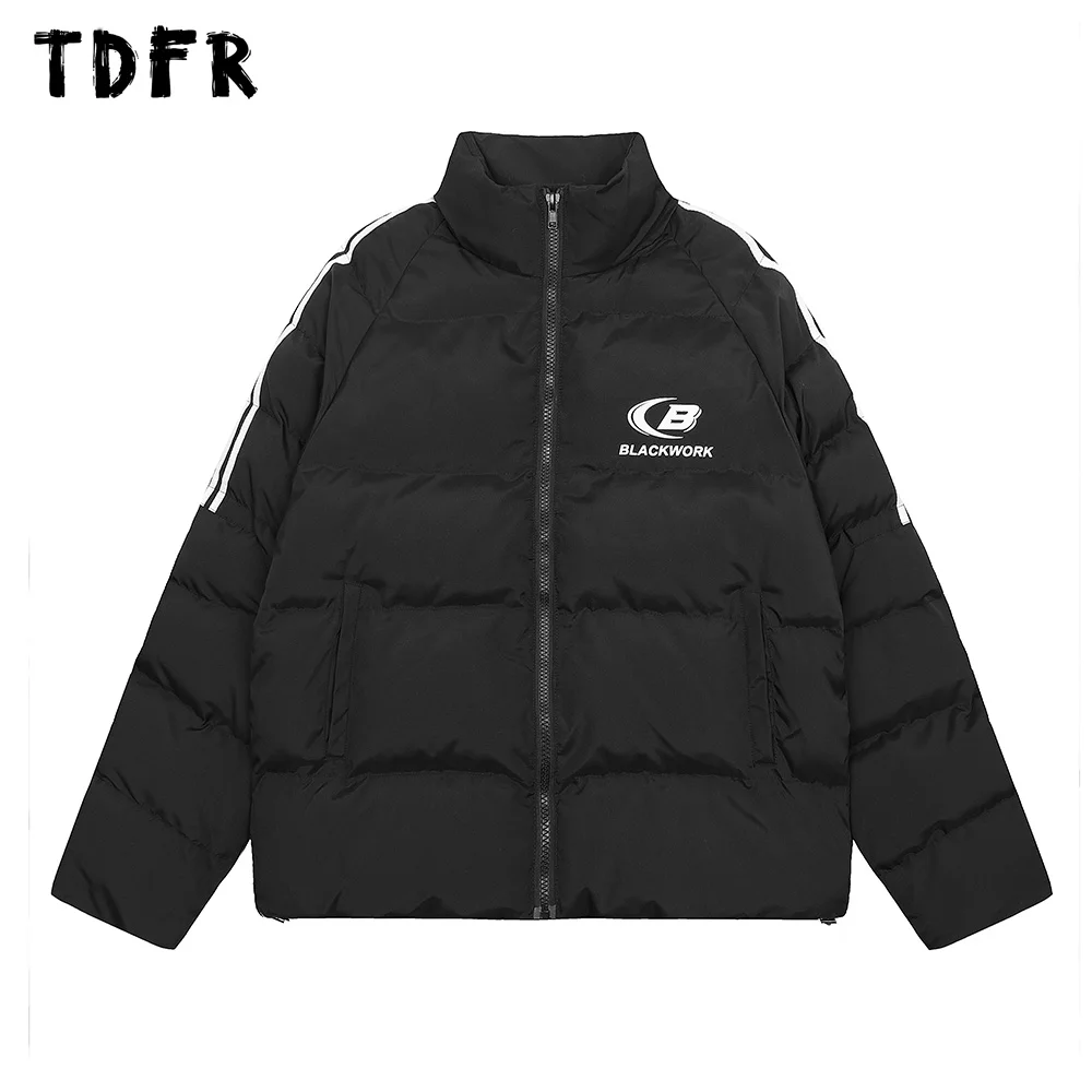 

Мужская зимняя стеганая куртка с воротником-стойкой и надписью