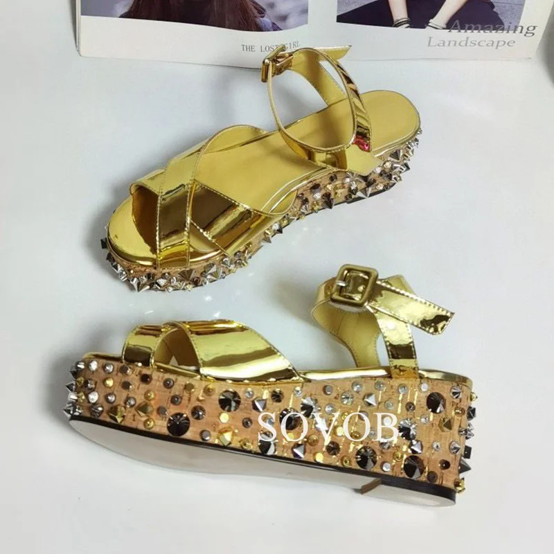 Сандалии женские из лакированной кожи босоножки на танкетке с блестящими