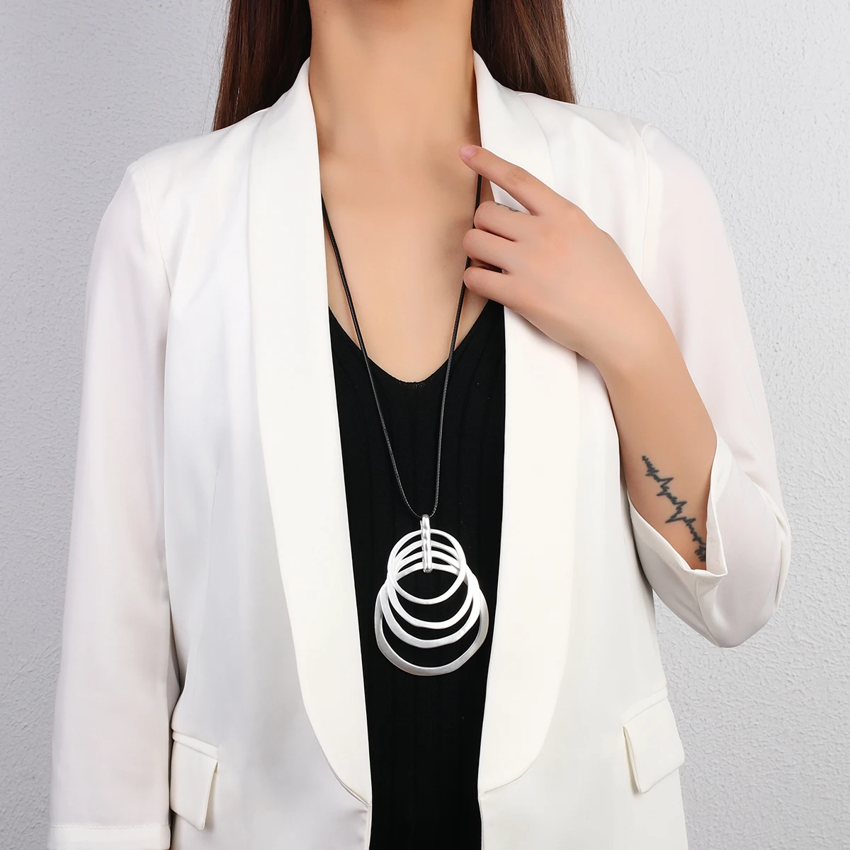 

Amorcome Elegant Multi Circle Charm Black Leather Big Pendant Long Chain Necklace Fashion Women Party Sweater Chains Jewelry