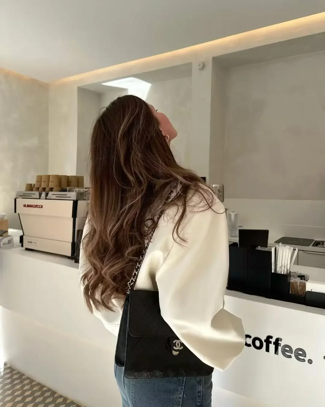 Рисунок 4 - Женская однотонная укороченная куртка на пуговицах