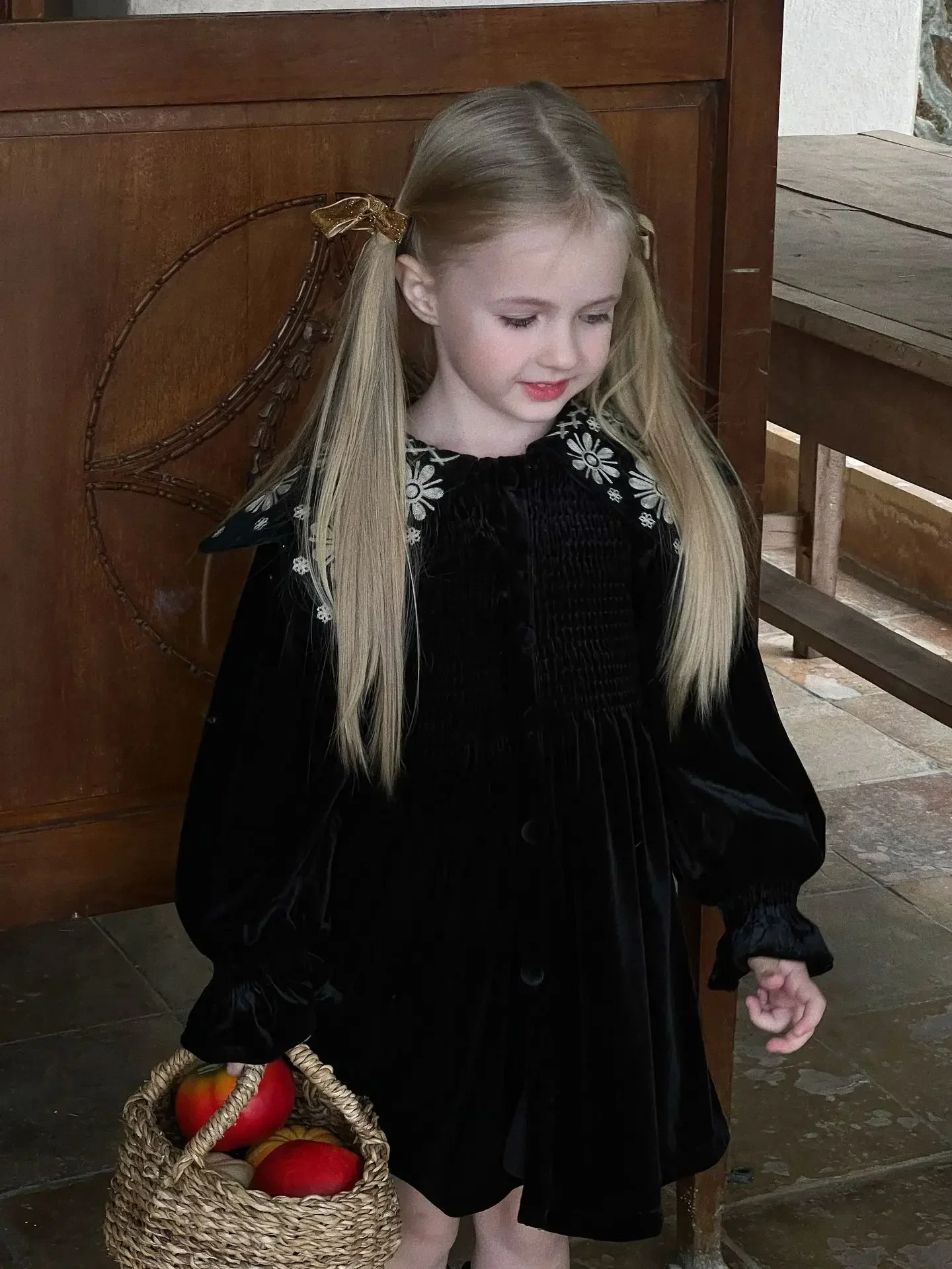 Детское бархатное платье с вышивкой на воротнике