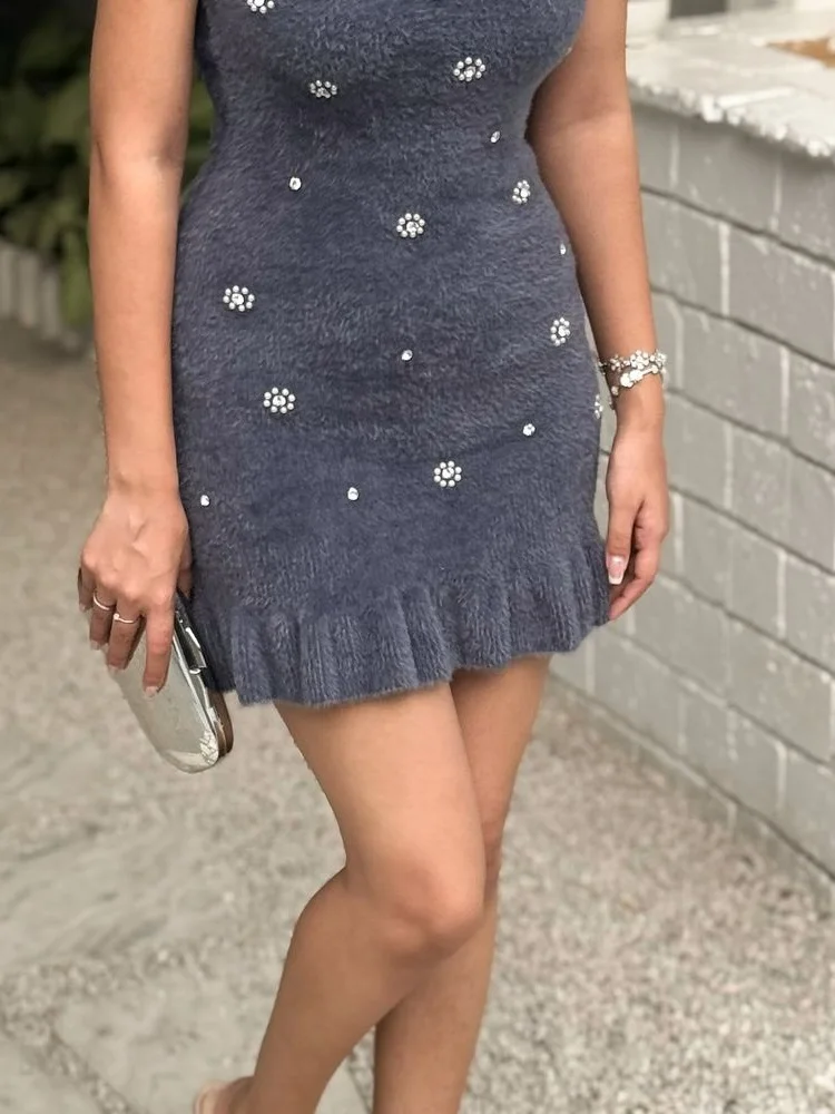 Вязаное мини-платье с жемчугом и лямкой на шее женское элегантное плиссированное