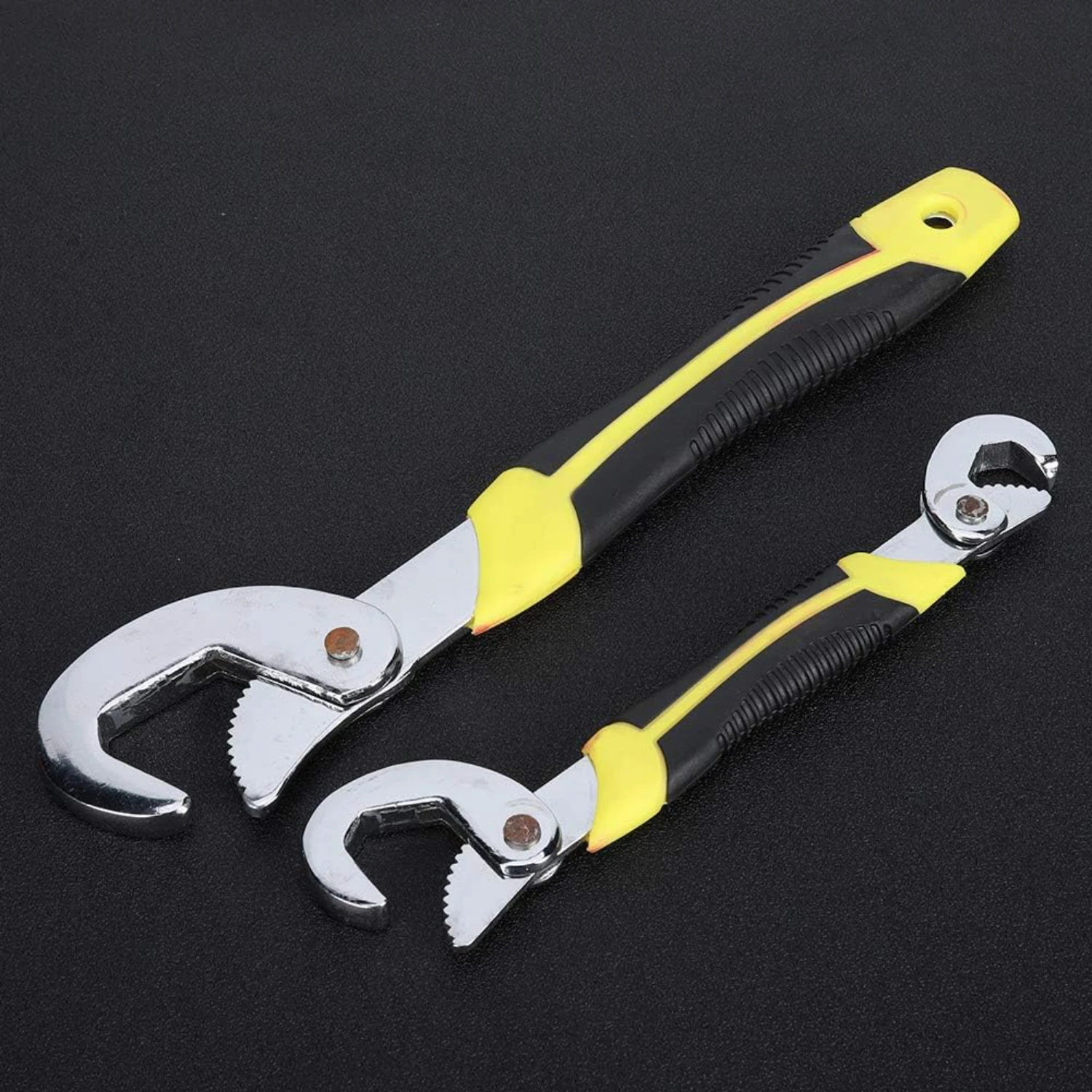 Powerful Self-Tightening Wrench for Industrial Plumbing and Carpentry - Reliable Durable Versatile Tool Workplace Task