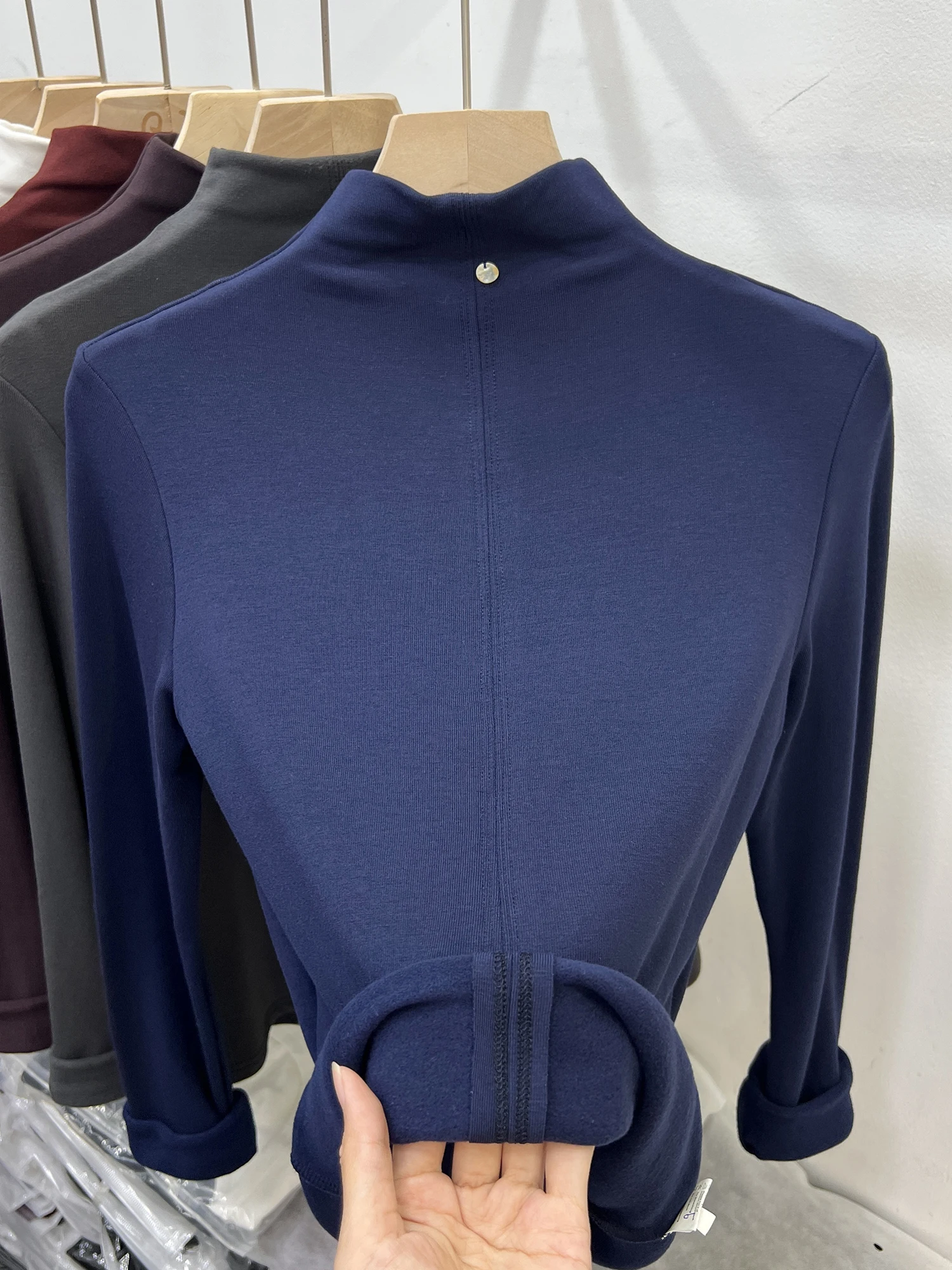 Высококачественная серая трикотажная рубашка с высоким воротником и длинными