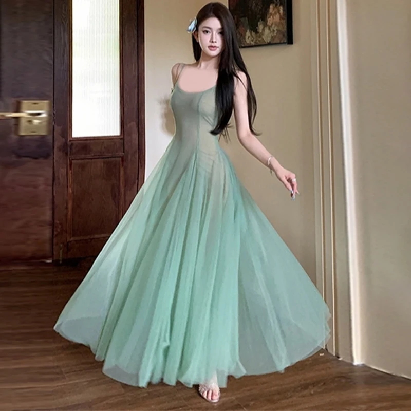 Женское платье трапециевидной формы с бретельками