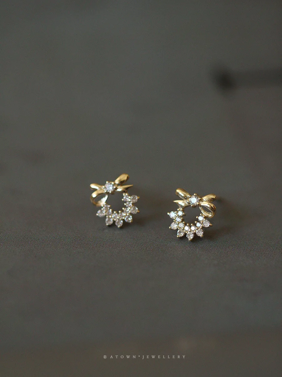 

Женские серьги в виде банта с бриллиантами