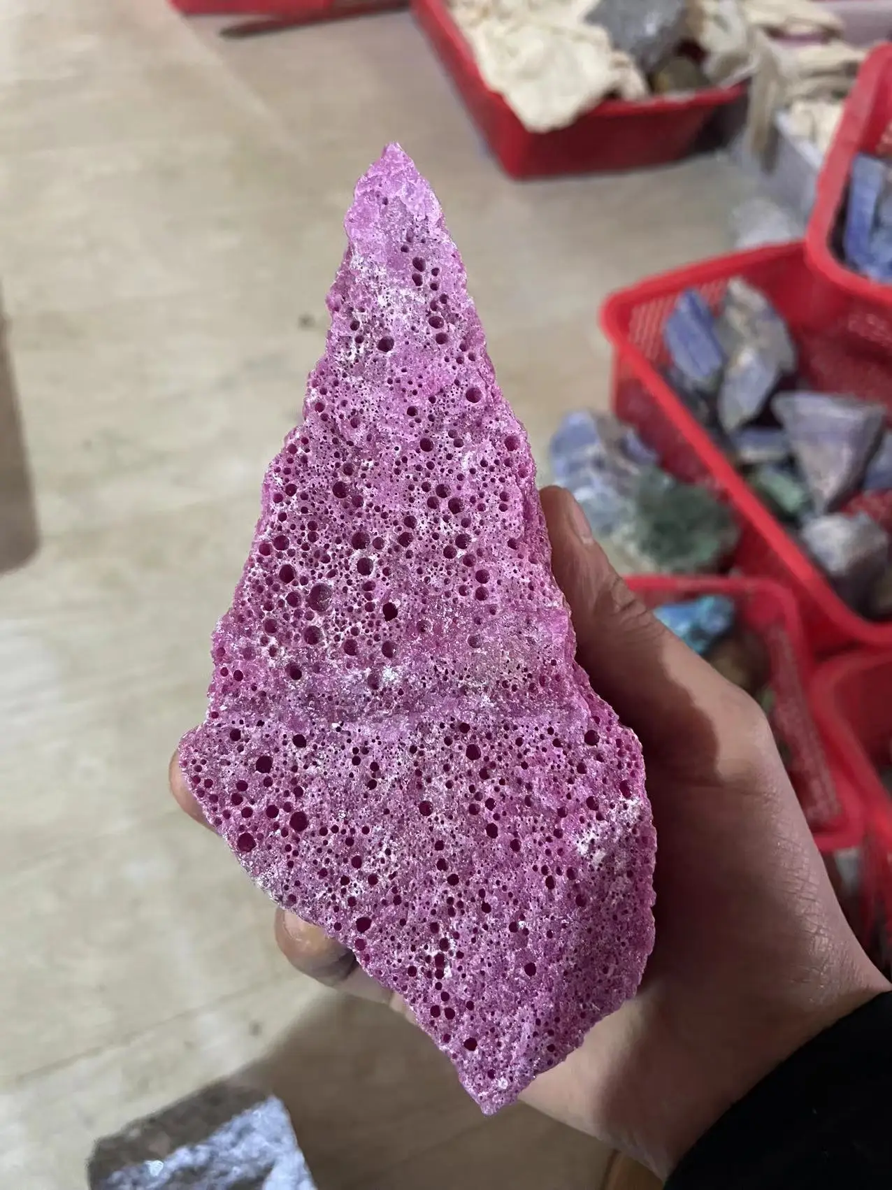 Красивый натуральный красный корунд грубый камень Исцеление Рейки