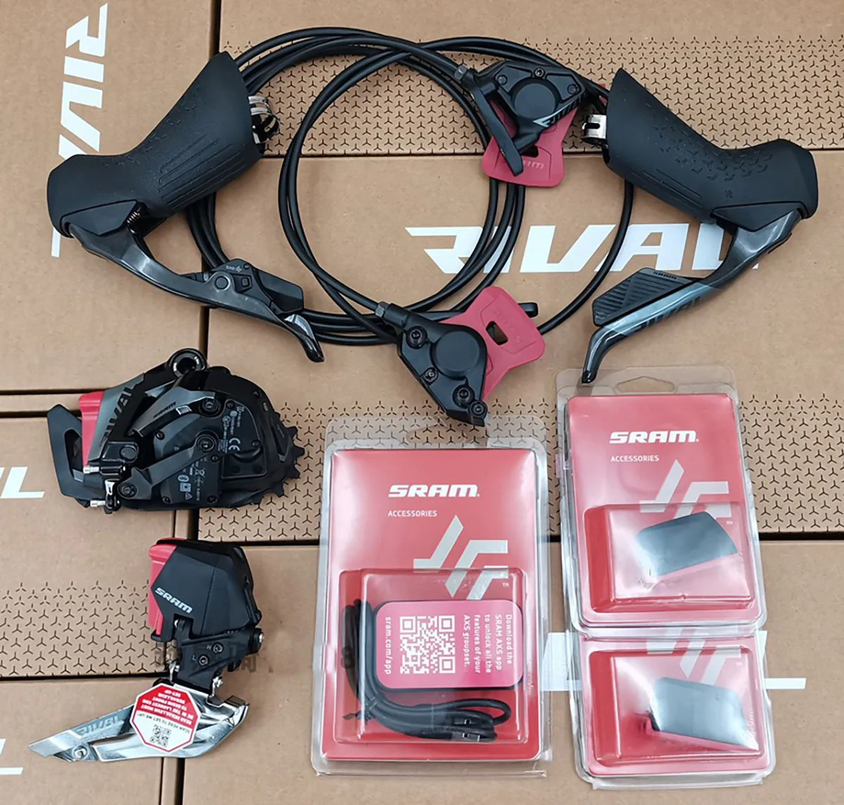 Фото Беспроводной комплект SRAM Rival E1 AXS |   2x12 скоростей, шоссейный |   Гидравлические дисковые тормоза |   46/33Т 48/35Т |   10-30Т 10-36Т |   Флаттоп-чейн №5