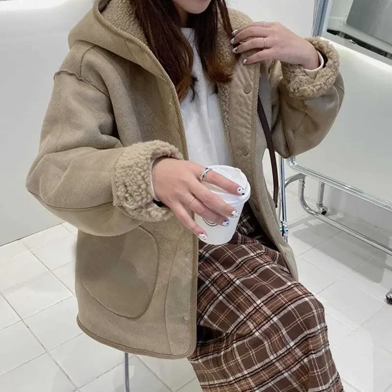 Однотонная куртка с капюшоном из овечьей шерсти и карманами