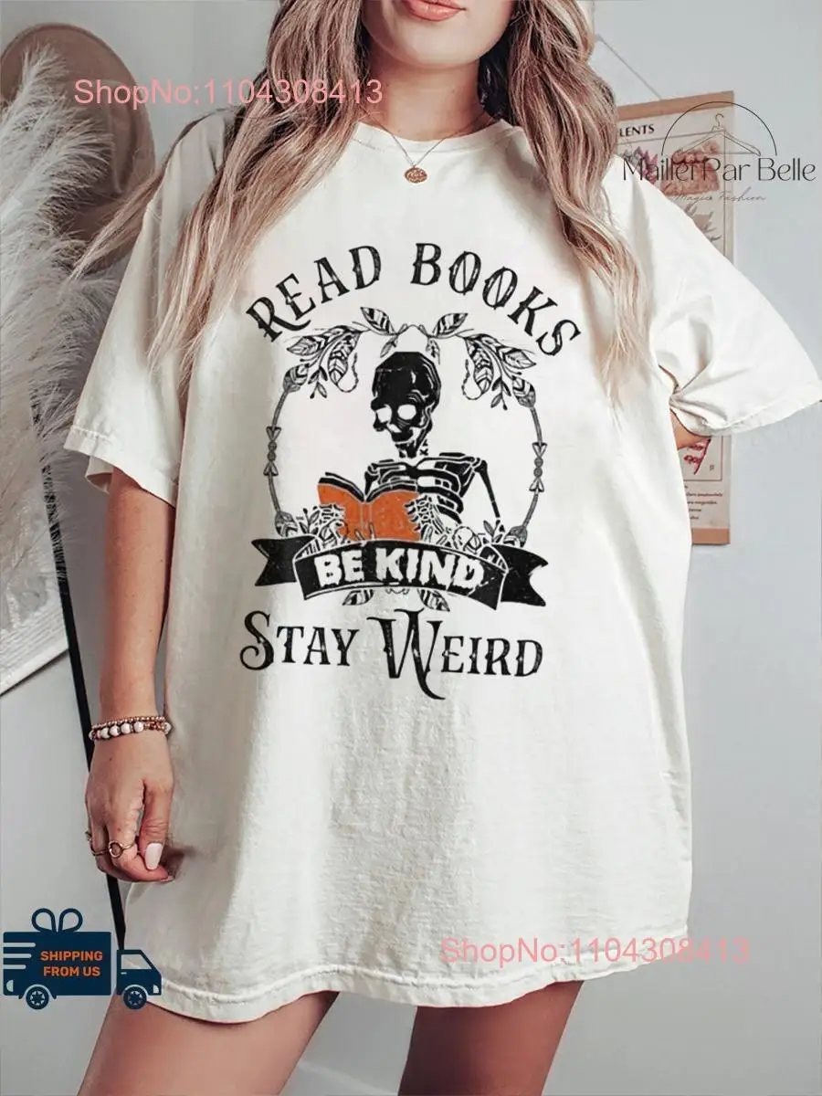 Футболка со скелетом на Хэллоуин чтение книг будь добрым оставайтесь странным