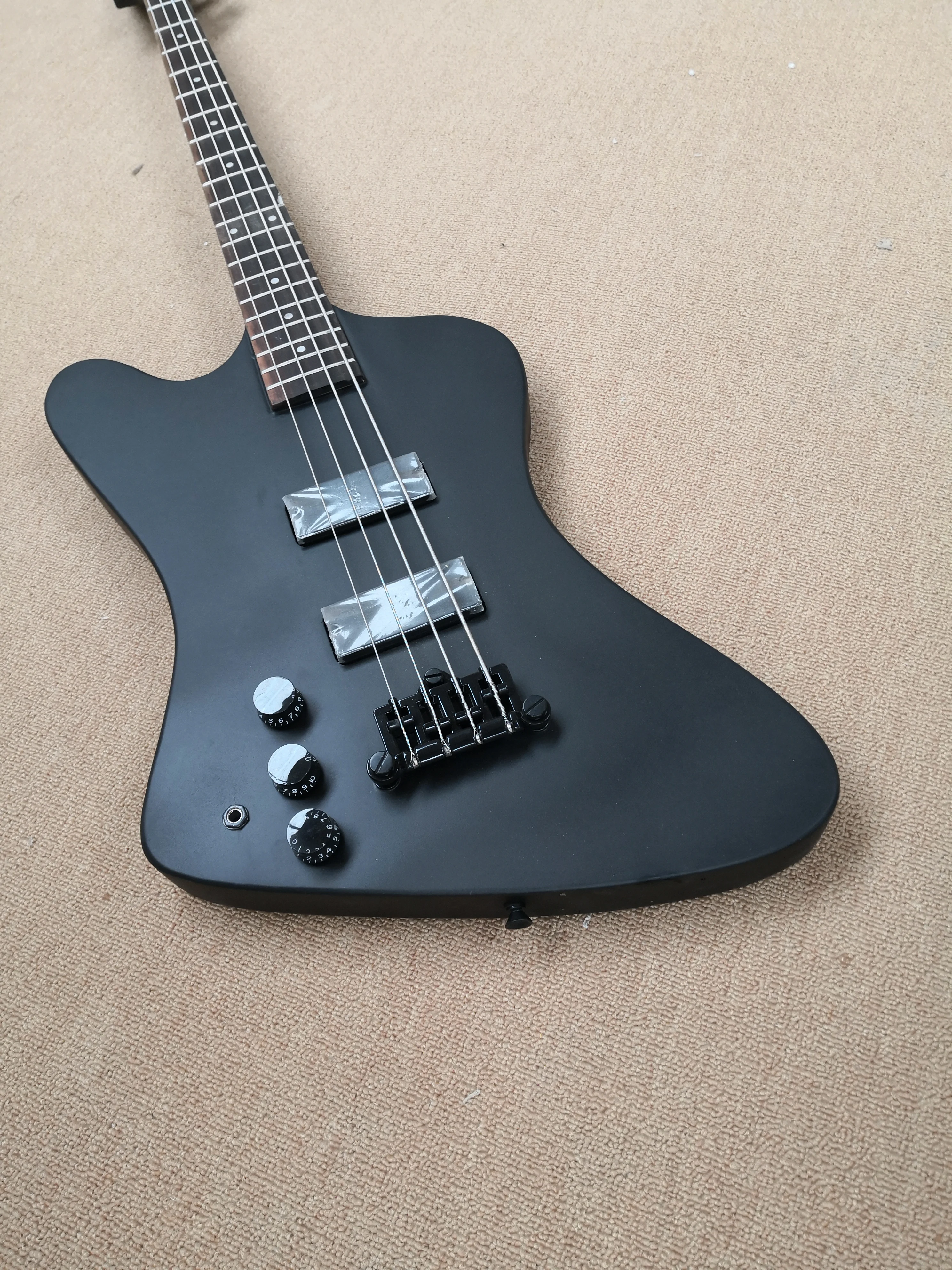 

Custom classic electric bass guitar, 4 strings purple left hand bass, mahogany core body, cloud veneer, black button