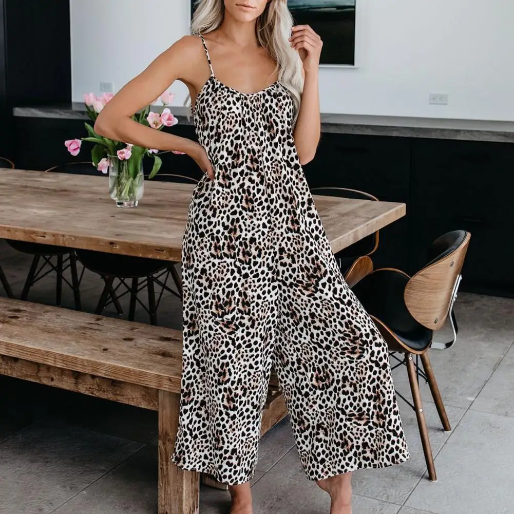 

Женский комбинезон с широкими штанинами и глубоким шаговым швом