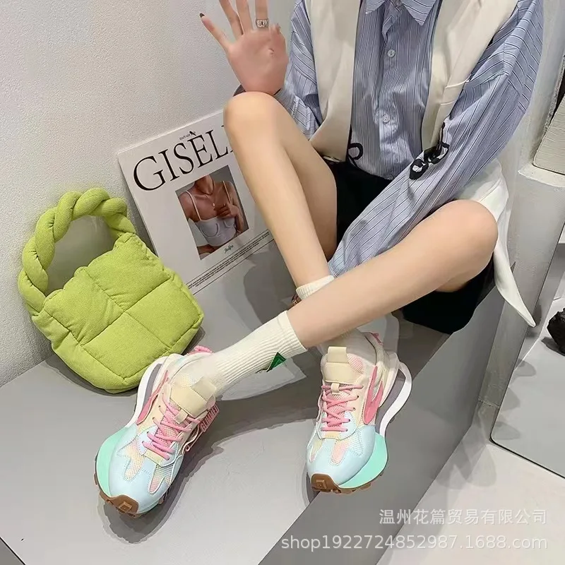 Женские кроссовки на толстой подошве