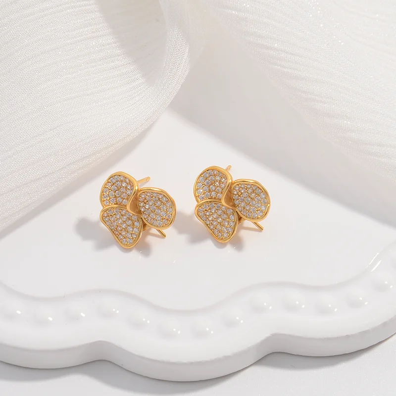 Серьги-гвоздики из серебра 925 пробы в виде цветка 1 пара