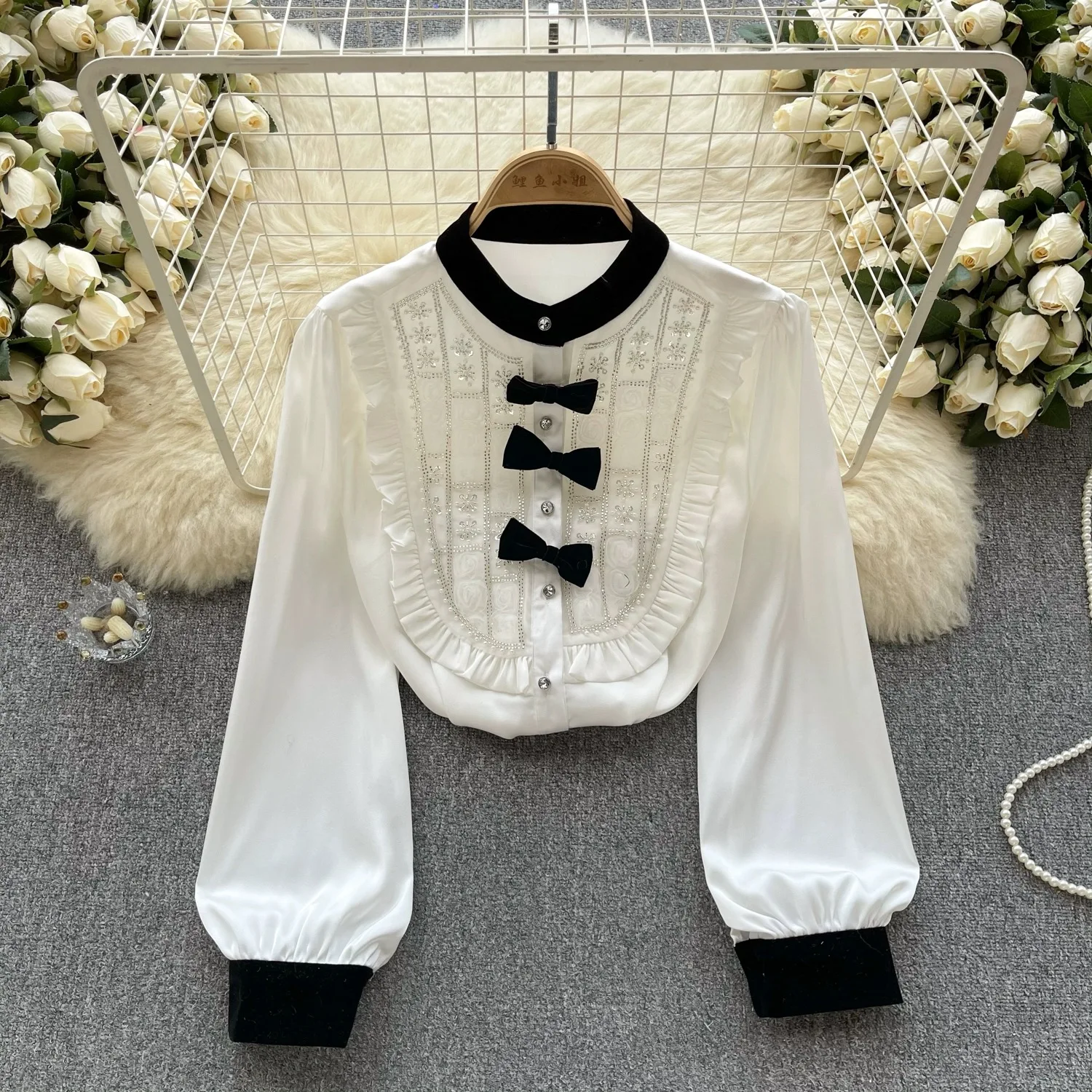 Блузка женская во французском стиле с воротником-стойкой и бантом