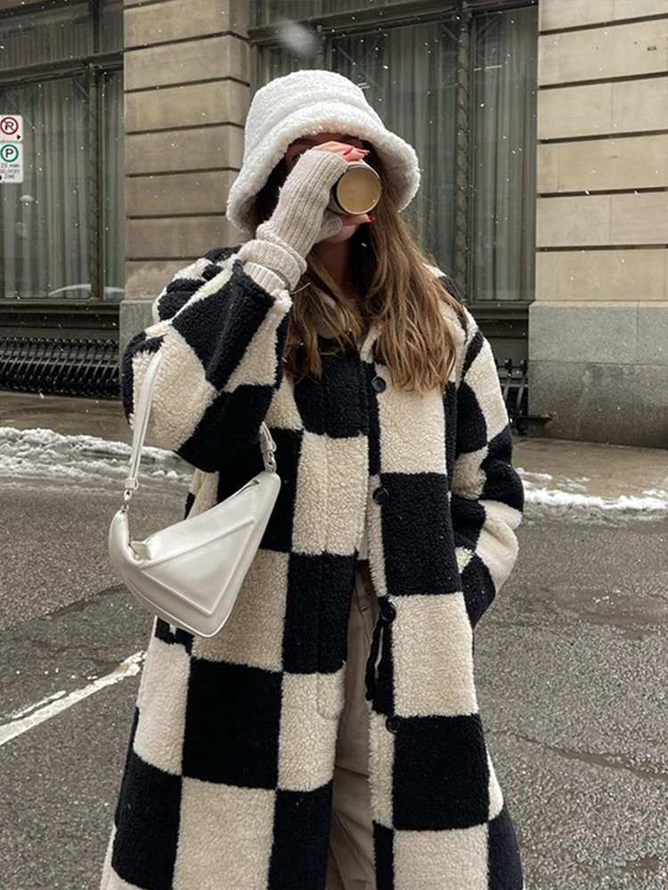 Плюшевое черное клетчатое длинное пальто женское винтажное однобортное с