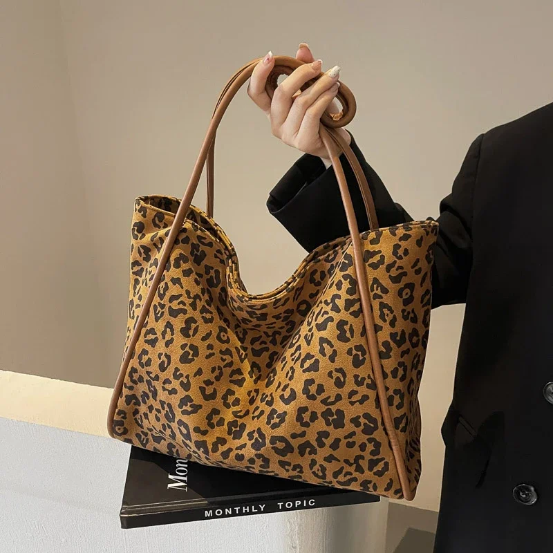 Классическая сумка с леопардовым узором новинка зимы 2024 простая и универсальная