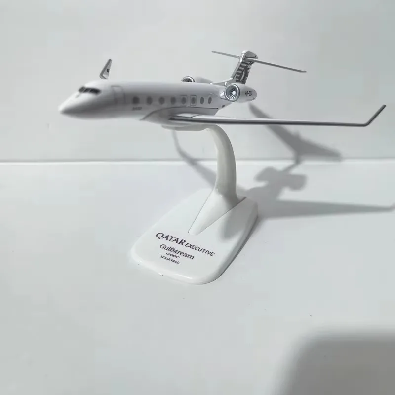 Фото Масштабная модель самолета Qatar Airways Gulfstream G650 в масштабе 1/200, набор для сборки, литая под давлением модель из сплава с подставкой, подарок для детей №2
