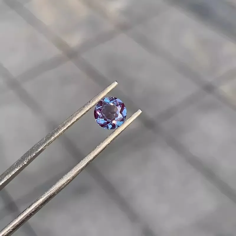 Набор ювелирных изделий из выращенного драгоценного камня